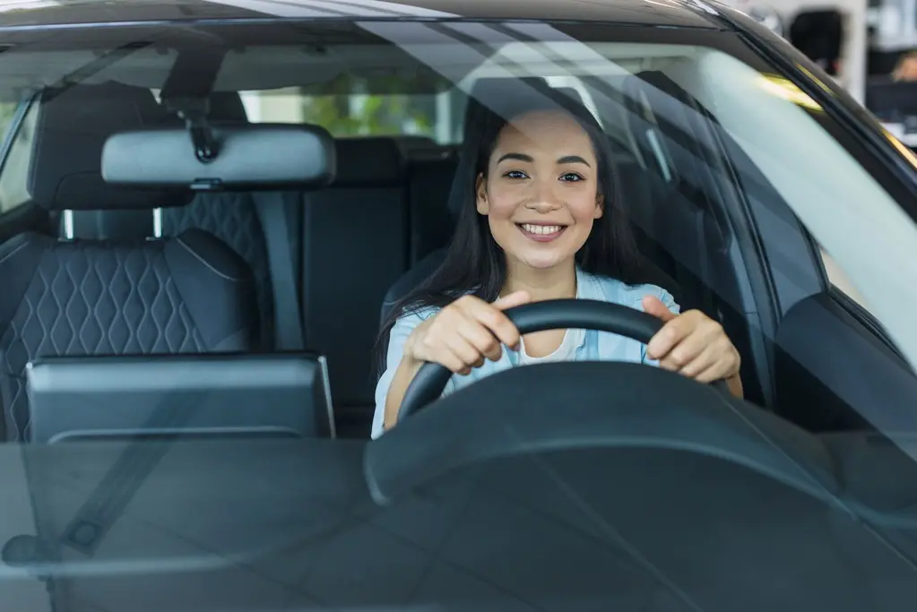 Mujer conduciendo con seguro