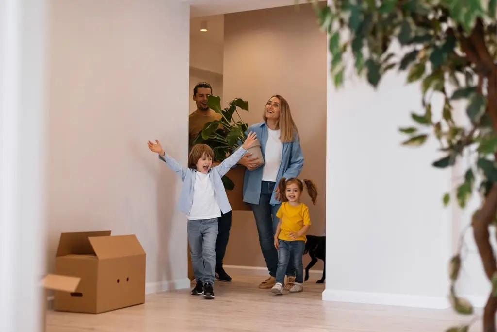 Familia entrando a su casa